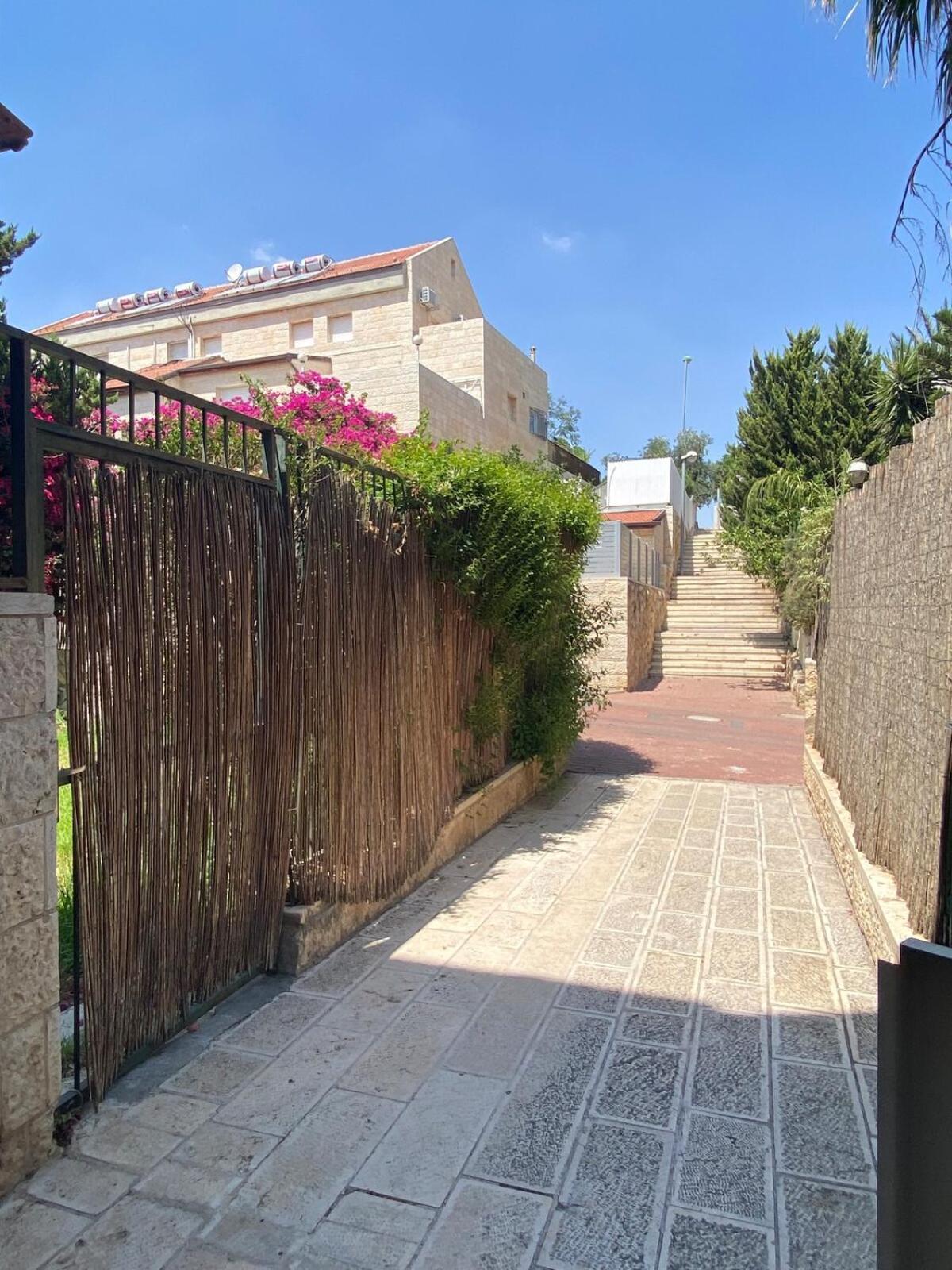 Appartement דירת גן מרווחת במיקום מעולה עם נטפליקס חינמי à Ma'ale Adumim Extérieur photo